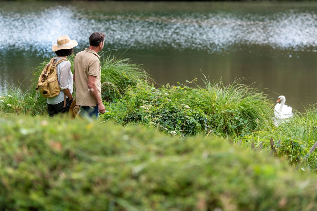 couple au bord de l'eau