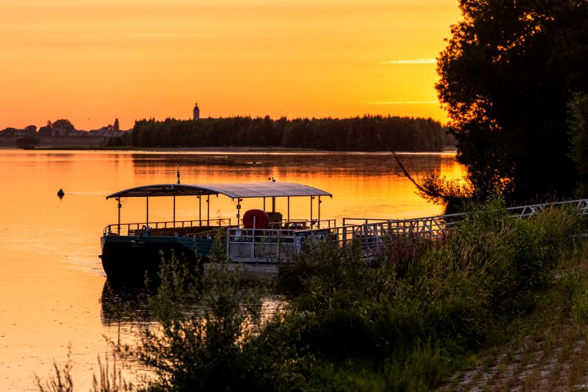 bateau sur la loire au coucher du soleil
