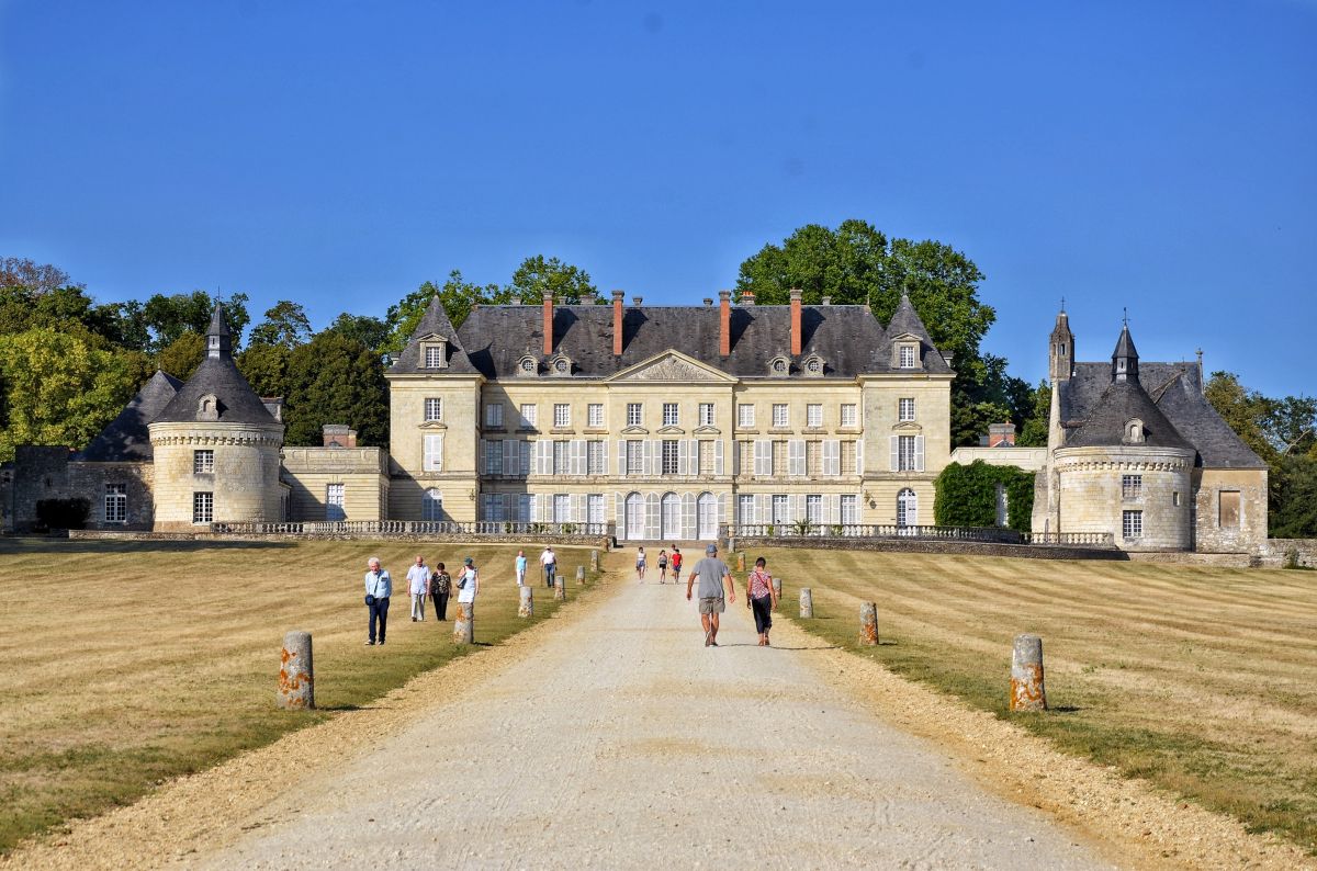 vue du chateau de montgeoffroy