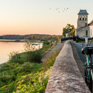 Vélo au bord d'un muret le long de la Loire au Thoureil