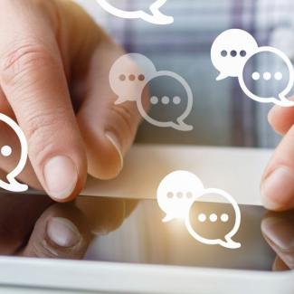 Personne postant un commentaire avec son smartphone