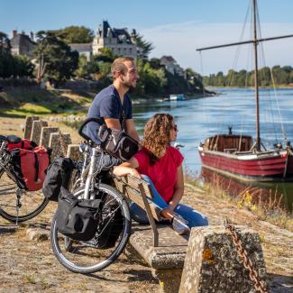 Un couple à vélo en bord de Loire