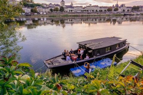 Toue sur la Loire en face du château de Saumur