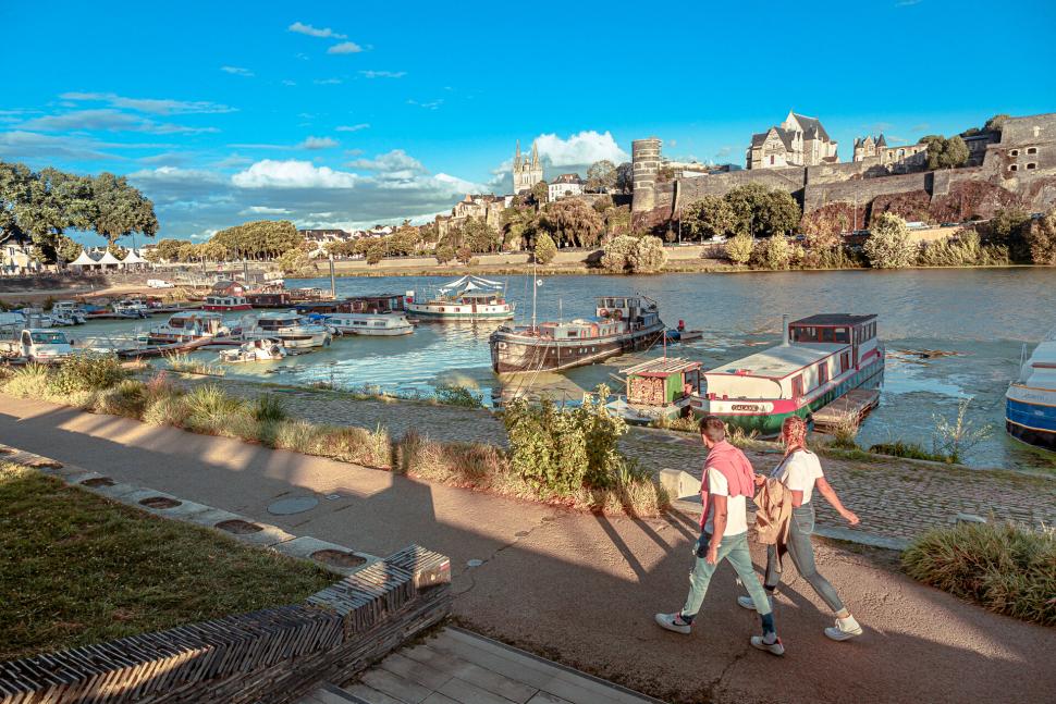 Deux promeneurs au bord de la cale de la Savatte à Angers