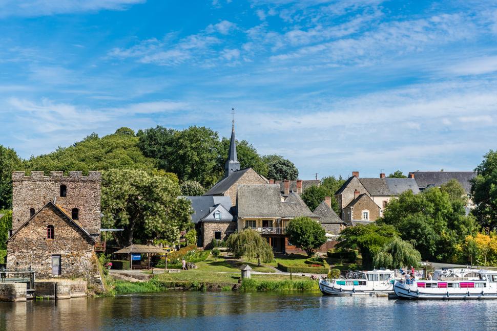 Vue sur le village de Chenillé-Changé en bord de Mayenne