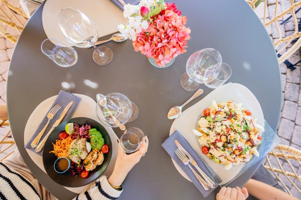 Table de restaurant avec 3 couverts