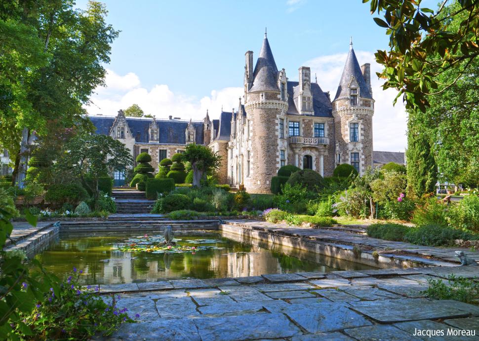 Vue sur les jardins du château du Pin