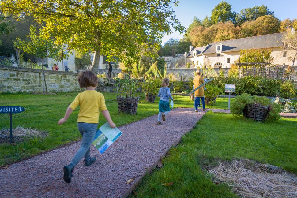 Famille dans les allées des jardins de Puygirault