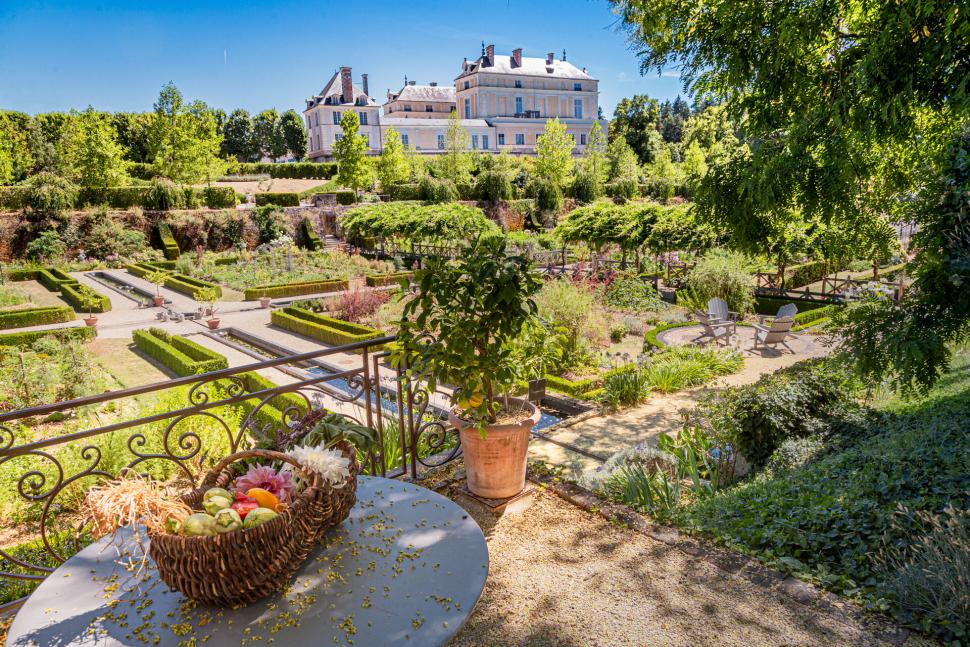 Vue sur le Potager du Château Colbert avec un panier de légumes anciens