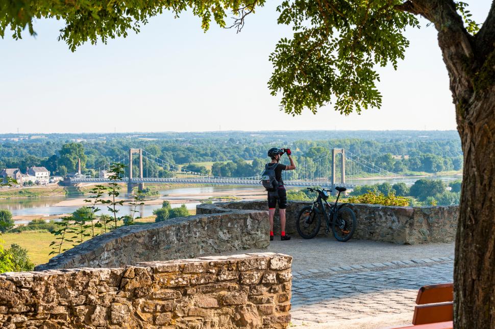Vététiste admirant le panorama sur la Loire depuis Saint Florent le Vieil