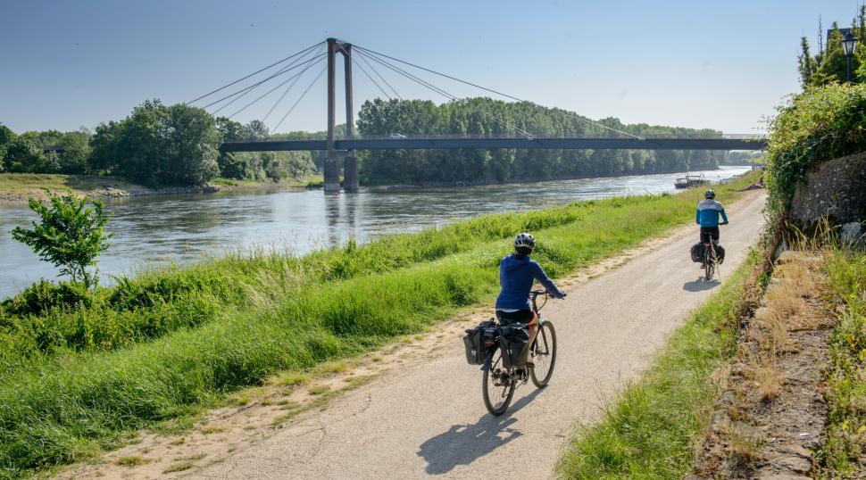 Cyclotouristes le long de la loire à vélo