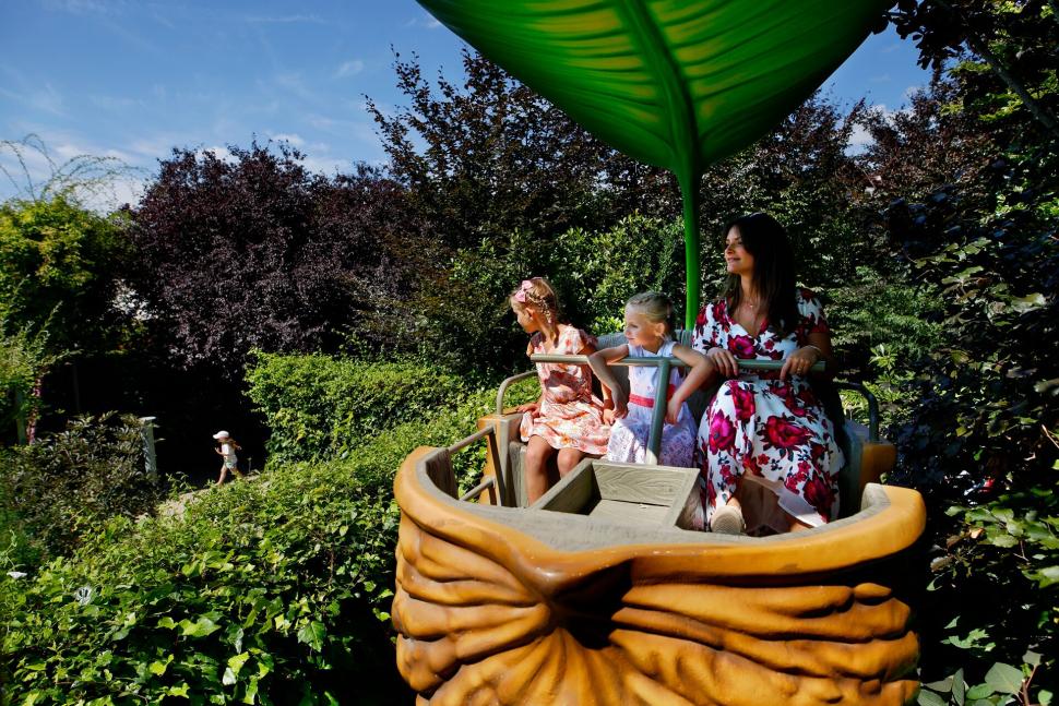 Famille dans une coque de noix à pédales à Terra Botanica