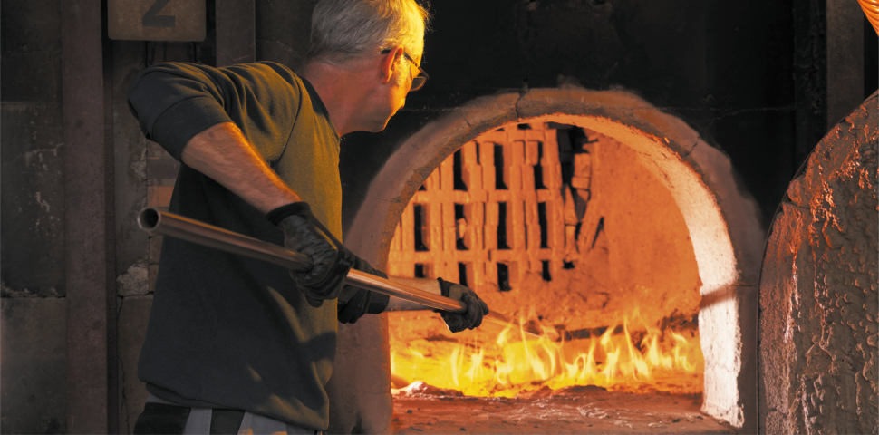 Homme devant four à bois briqueterie Rairies Montrieux