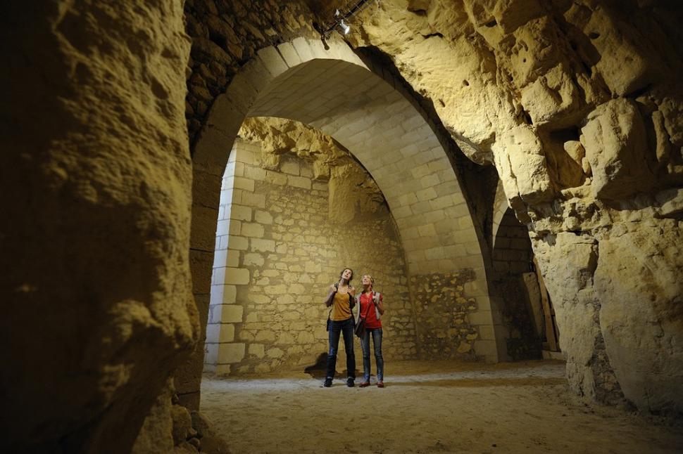 Deux femmes visitent les caves troglodytiques