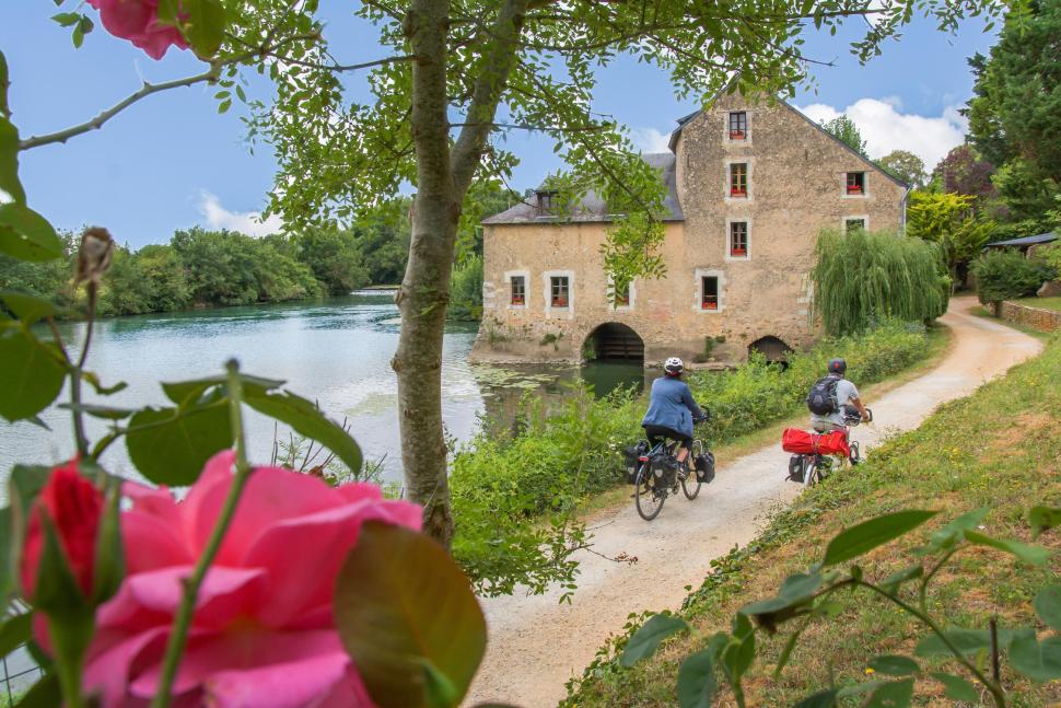 Deux cyclotouristes à proximité du moulin de Matheflon