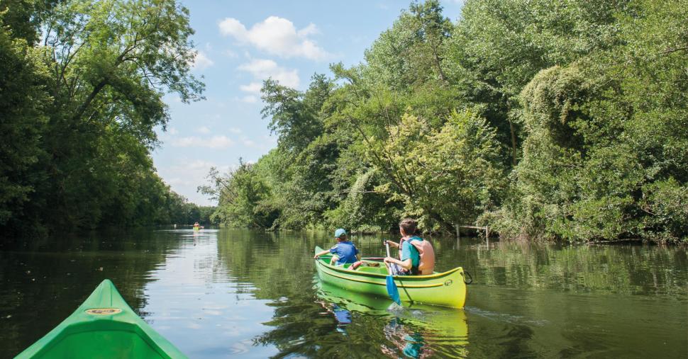 Canoë sur la rivière 