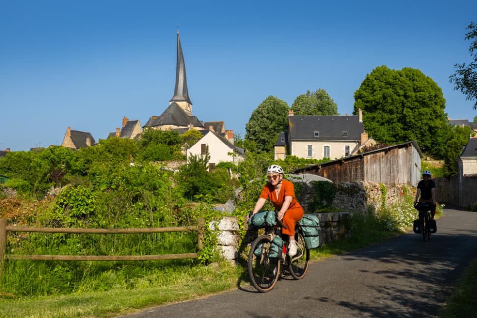 cyclistes près des clochers tors