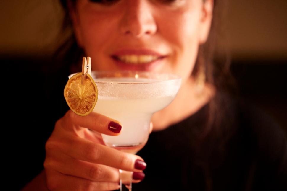 Margarita servie dans un verre avec une tranche de citron