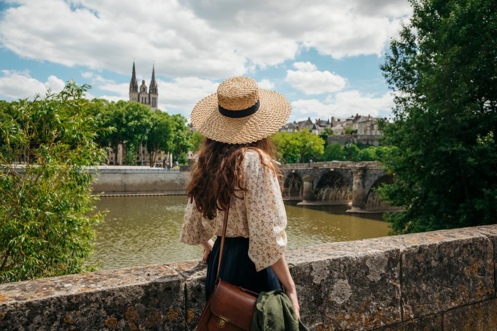 Vue sur la cathédrale Saint-Maurice depuis la Doutre