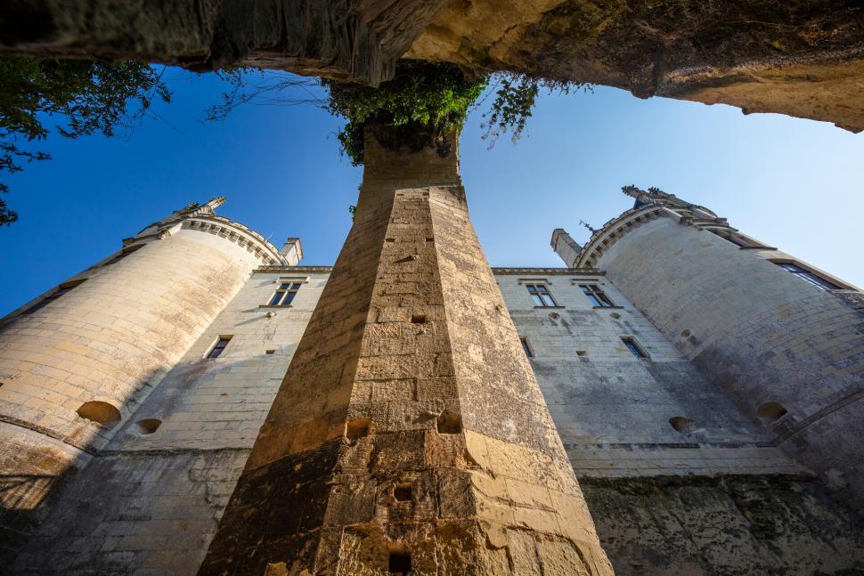 Vue du château de Brézé depuis les douves
