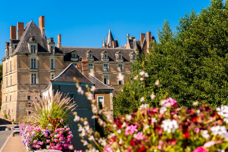 Le château du Durtal avec le pont fleuri au premier plan