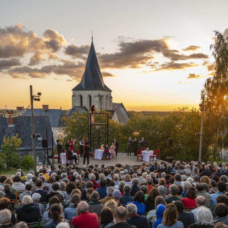 festival du NTP avec vue sur le clocher du village
