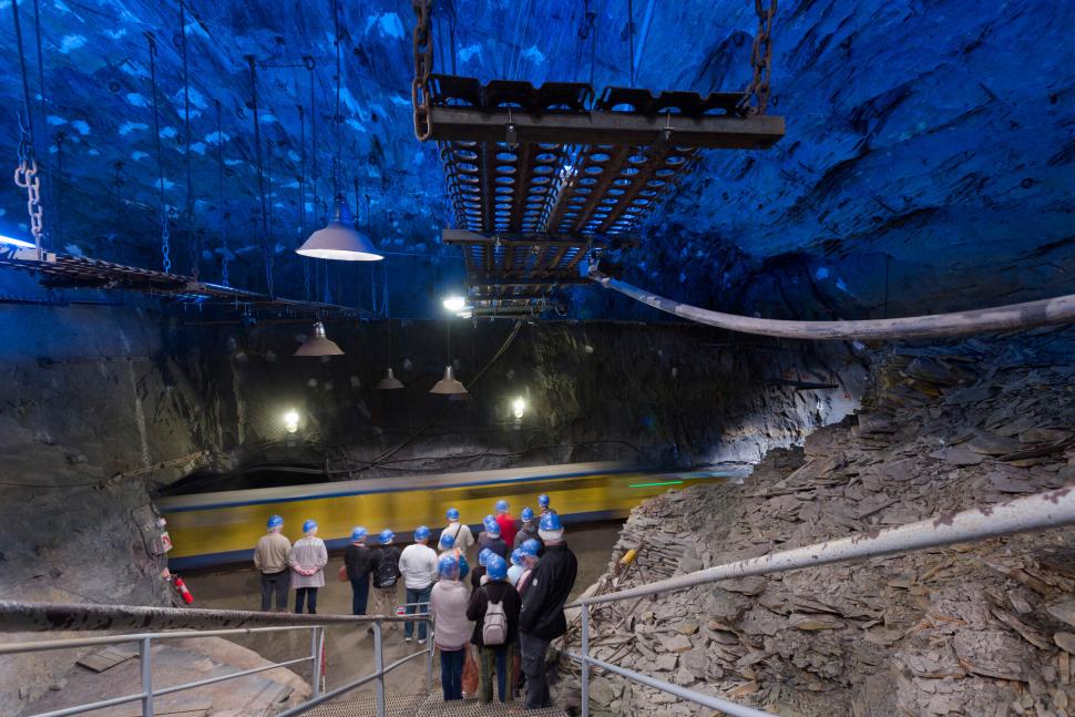 Groupe de personnes lors de la visite guidée de la Mine bleue