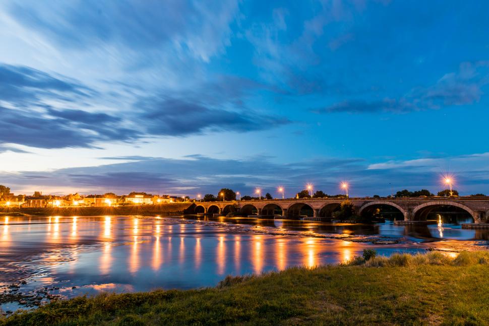 Dernières lueurs de la ville et du pont qui se reflètent sur la Loire. 