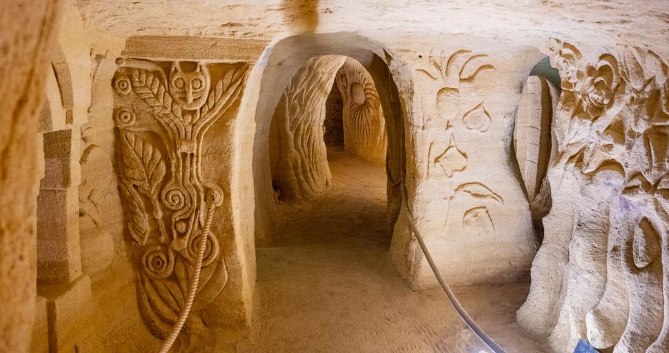 Tunnels dans le troglodyte de la Sablière avec ses sculptures gravées dans le falun