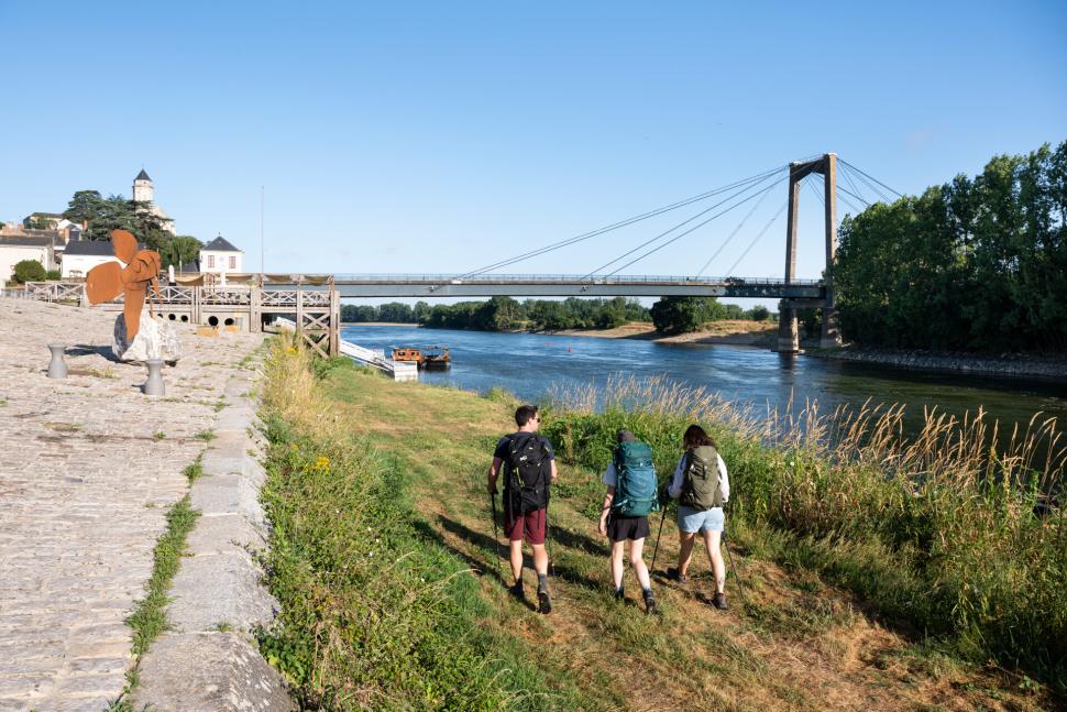 3 randonneurs à pied en bord de Loire à Saint-Florent-le-Vieil