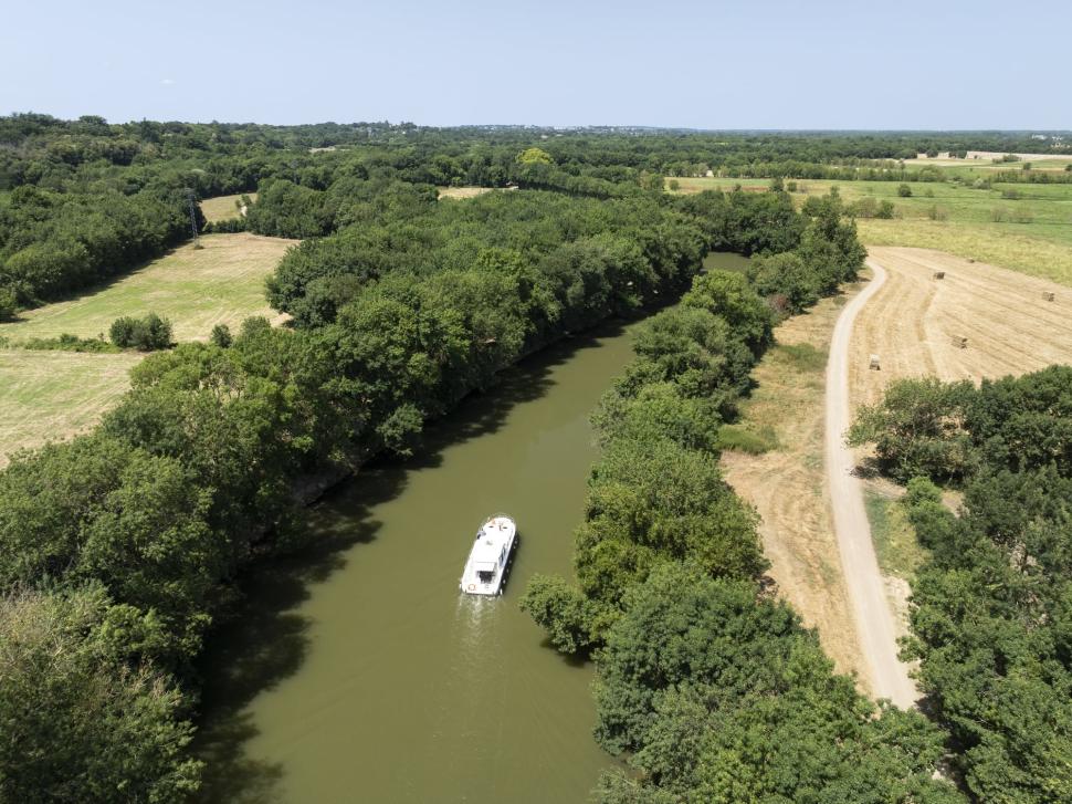 Bateau sur la Mayenne, vu du ciel