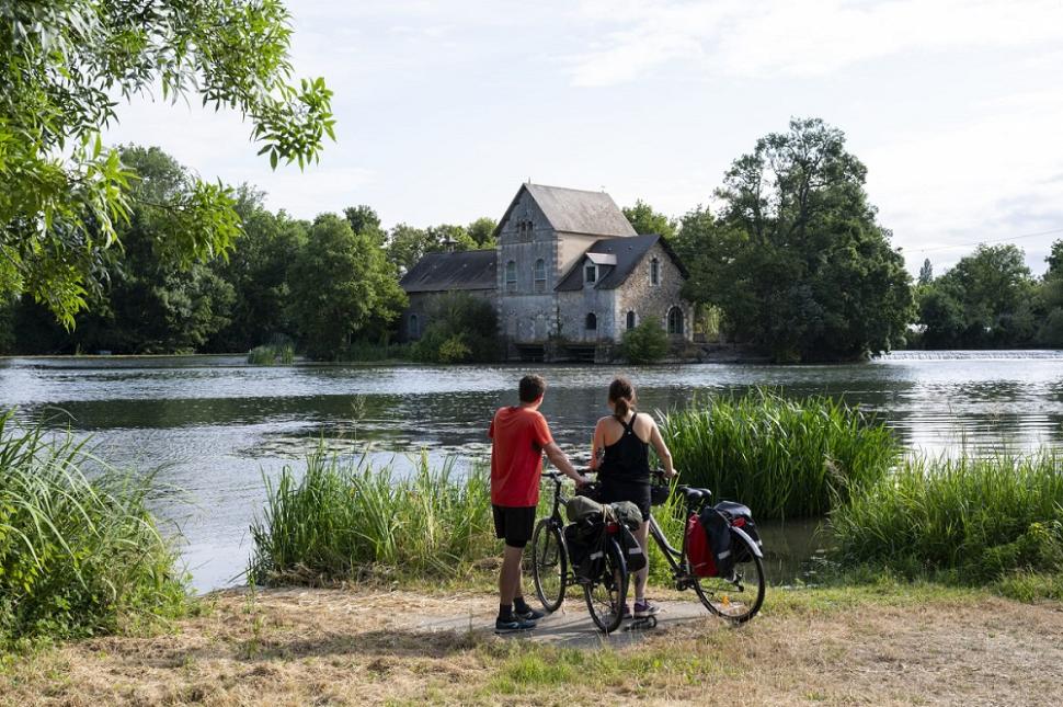 Cyclotouristes devant le Moulin de Villevêque