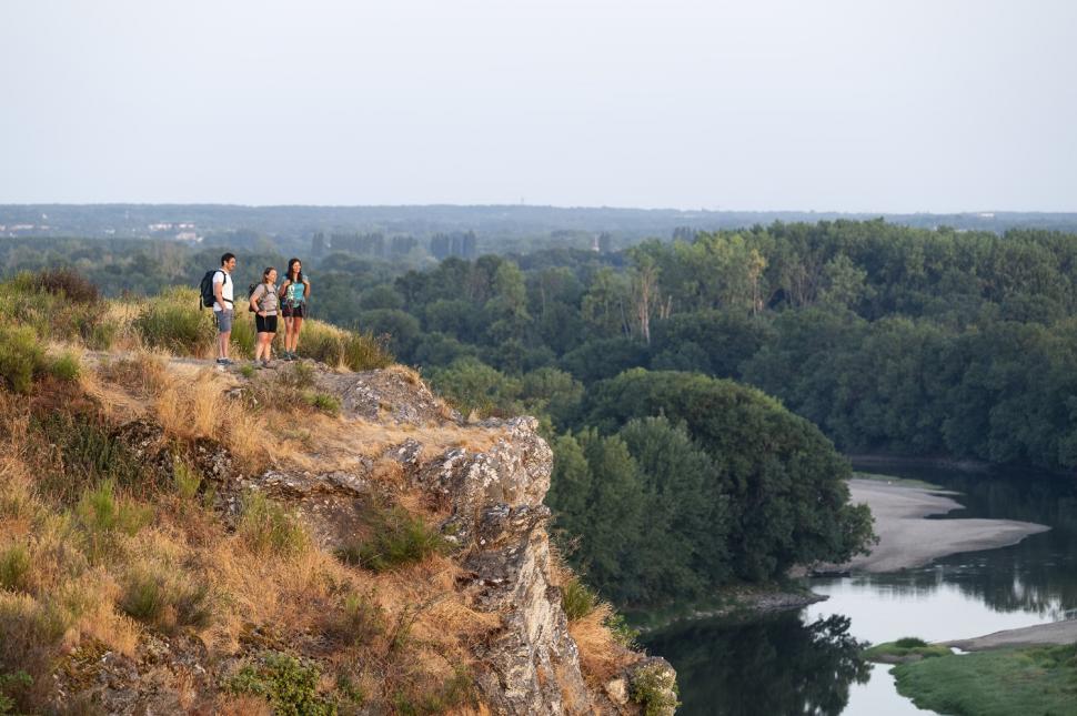Randonneurs au panorama de la Roche aux Mûrs à Mûrs-Erigné
