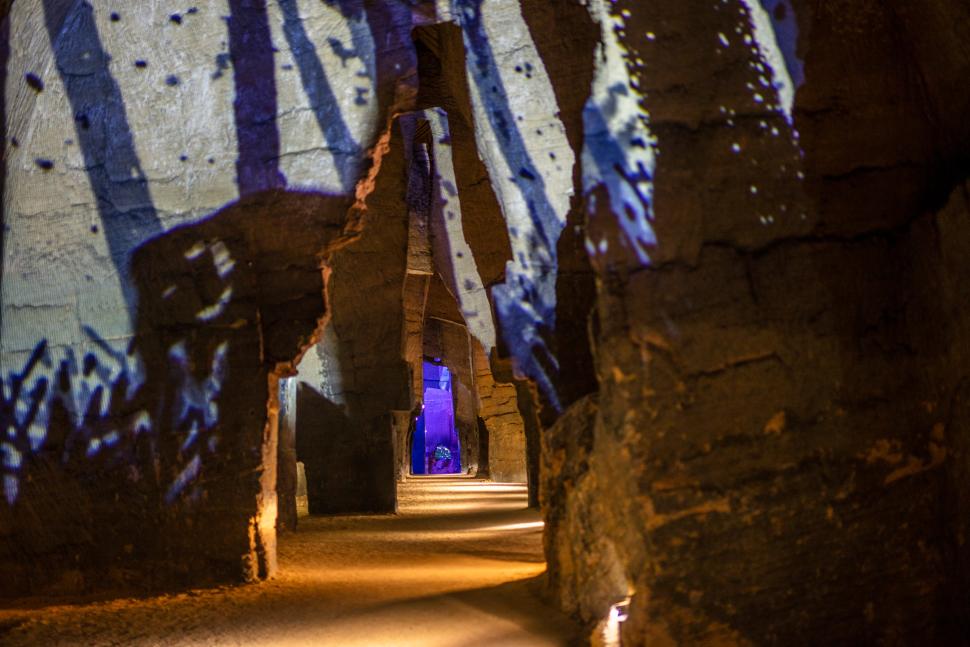 Mystère des faluns : vue sur l'enchainement des grandes cathédrales creusées, avec des jeux de lumière projetés sur les parois.