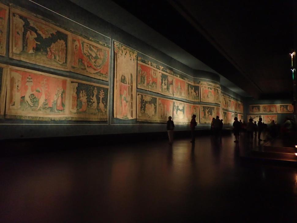 Photo intérieure de la tenture de l'apocalyspe, dans la galerie dédiée, sombre du château.