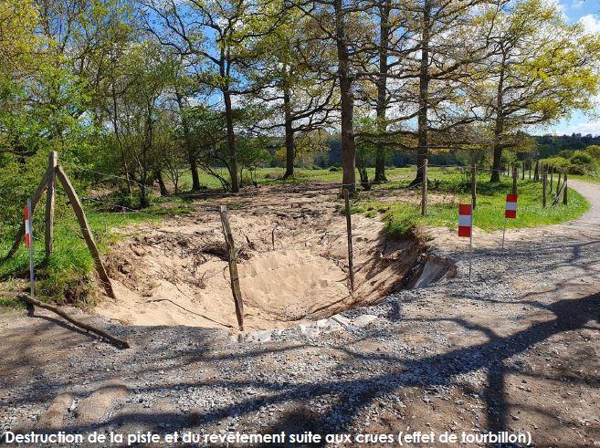 Destruction de la piste et du revêtement suite aux crues