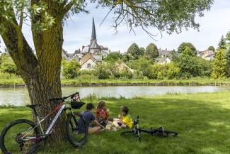 Pique-nique en famille au bord du Loir