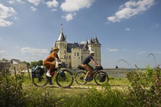 Couple à vélo devant le château de Saumur
