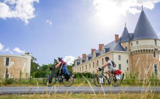 Deux cyclistes devant le château du Verger à Seiches