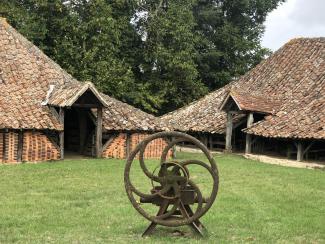 Hangars de séchage des tuiles et briques en terre cuite de l'atelier Le Croc aux Rairies.