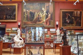 salle des beaux arts du musée Joseph Denais