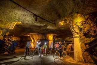 vélo dans les caves Bouvet Ladubay