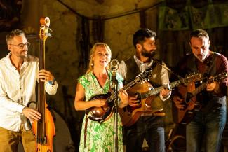 musiciens avec violons et guitare