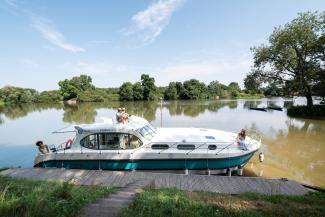 Bateau sans permis sur le quai de Chenillé-Changé