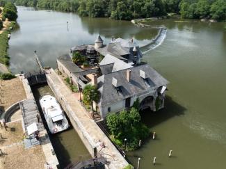 Bateau sans permis dans l'écluse de la Roussière