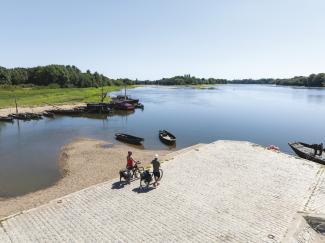 Cyclistes face à la Loire au port de La Possonnière