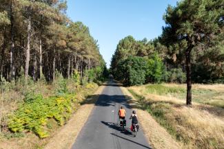 Couple à vélo dans la forêt de Boudré