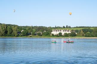 Canoës sur la Loire face à l'abbaye de Saint-Maur