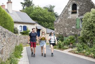 Randonneurs dans le village de La Pointe