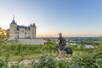 Cycliste devant le château de Saumur